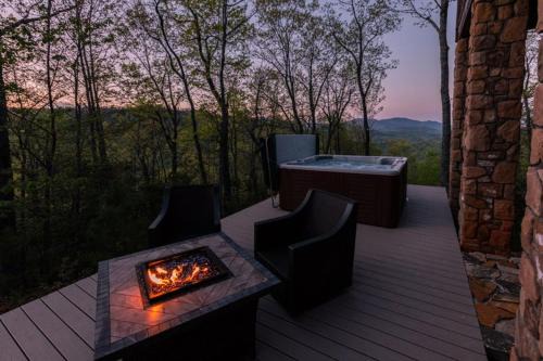 Black Mountain House | Secluded Black Mountain Log Cabin with Hot Tub & Pet-Friendly