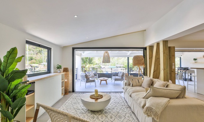 Quartier d Orleans Apartment | Elegant Black Pearl Marina View in the Heart of the Marina