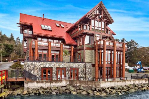 Ucluelet Apartment | Inviting Black Rock Landing: Family-Friendly 4-Star Retreat