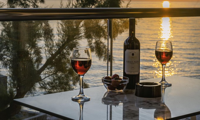 Agios Gordios Apartment | Cozy Black Rocks Seafront Beach Suite for Family Getaways