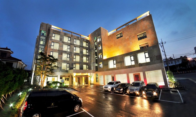 Jocheon Hotel | Comfortable Stay at Black Sands Hotel with Great Amenities