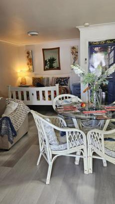 Hay House | Enjoy a Cozy Stay at Black Sheep Cottage Hay - Pet Friendly!