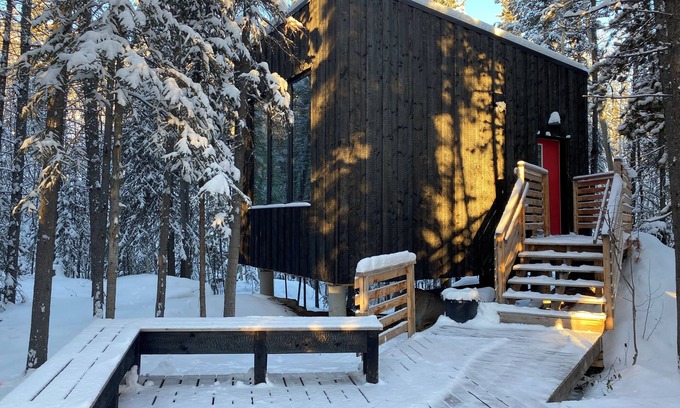 Whitehorse Cabin | Unforgettable Black Spruce - Red Door with Spa & Lake Views