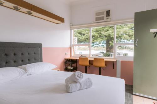 Swansea Hotel | Cozy Black Swan Waterfront Motel with Breakfast & Family Amenities