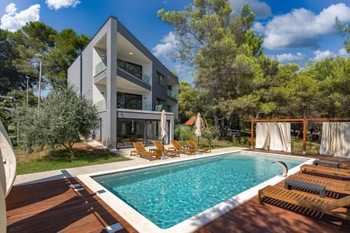 Vintijan Villa | Exceptional Black & White: Oceanfront Retreat with Pool