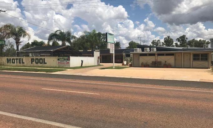 Blackall Hotel | Affordable Blackall Coolibah Motel with Pool & Breakfast