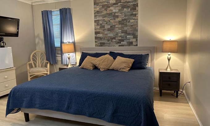 Ocracoke Hotel | Experience Comfort at Blackbeard's Lodge with Great Amenities