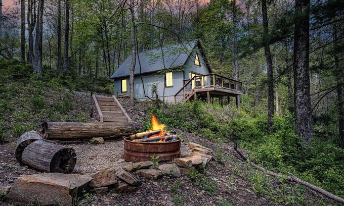 Lancaster Cabin | Budget-Friendly Blackberry Bramble with Hot Tub & Fire Pit