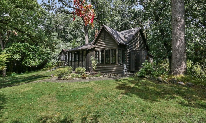 Michiana Cabin | Unwind at Blackberry Cabin with Hot Tub & Spa Amenities