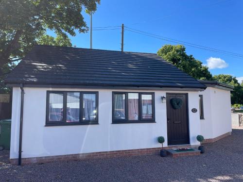 Rumney House | Pet-Friendly Blackberry Cottage Cardiff with Free Parking