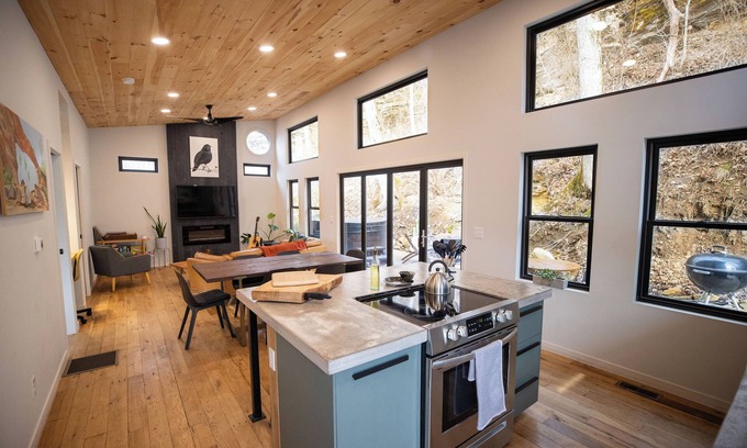 Stanton Cabin | Blackbird Hotel: Pet-Friendly Retreat with Spa & Hot Tub