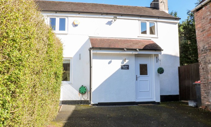 Jackfield Cottage | Family-Friendly Blackbird Cottage with Garden in Ironbridge