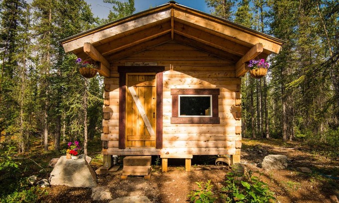 McCarthy Hotel | Cozy Blackburn Cabins with Hot Tub in McCarthy, Alaska