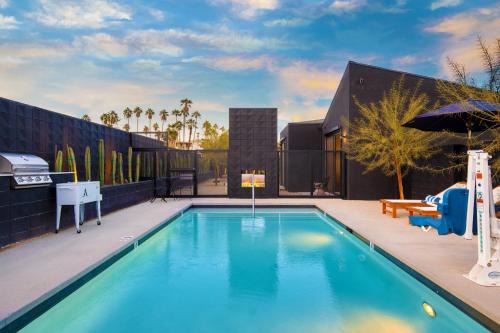 Downtown Palm Springs Hotel | Exclusive Blackhaus A B Buyout by AvantStay for 16 Guests