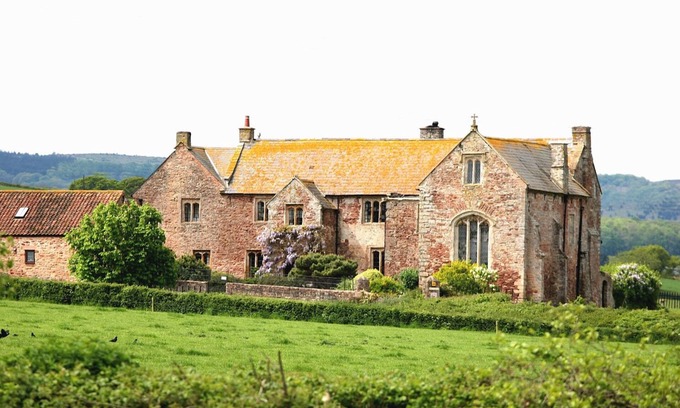 Fiddington Bed & Breakfast | Delightful Blackmore Farm: 4-Star Stay with Breakfast and More