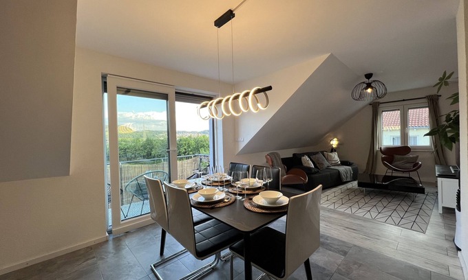 Loerrach Apartment | Stylish BlackNCozy Apartment with Ocean View and Balcony