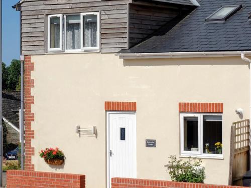 Upwey House | Experience Comfort at Blacksmiths Cottage - 4-Star Retreat