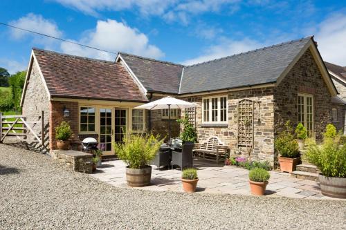 Brierley Hill House | Experience Comfort at Blacksmiths Cottage for Your Getaway