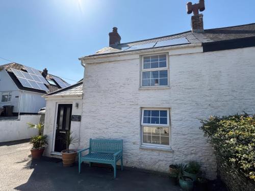 Crantock House | Cozy Blacksmiths Cottage: Pet and Child Friendly Retreat