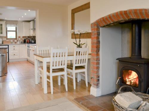 Aubourn House | Discover Blackthorn Cottage: 4-Star, Pet-Friendly Retreat