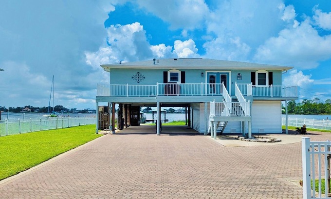 Harold House | Pet-Friendly Blackwater Bay Bungalow with Hot Tub & Spa