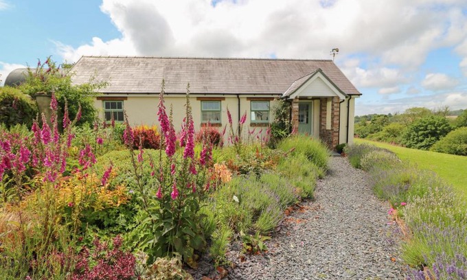 Carmarthen House | Pet-Friendly Haven at Blaenffynnon Bach - Rated 9.5/10!