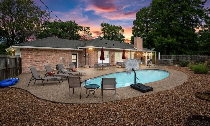 Creve Coeur House | Blair's Pool House: Hot Tub, Game Room & 9.6/10 Rating