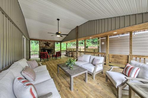 Blairsville House | Blairsville Tiny Home with Spa & Covered Deck - Top Rated!