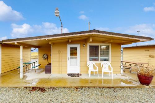 Mount Vernon House | Cozy Cabin at Blake's Skagit Resort - Pet Friendly Retreat