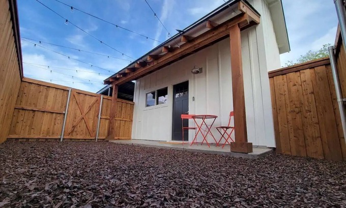 Graham House | Blanche's Loft: Ocean View Retreat with Spa & Family Amenities
