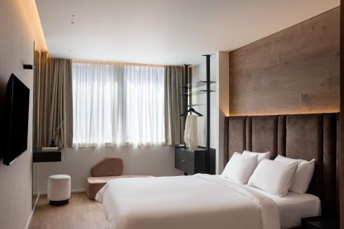Monastiraki Apartment | Top-Rated Blanco Athens Aparthotel with Hot Tub Access