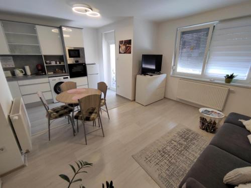 Mohacs Apartment | Inviting BlankApartman: Family-Friendly Stay with Breakfast