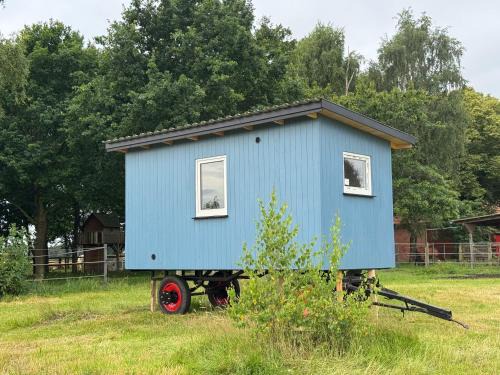 Stuhren Other | Blauer Wagen im Grünen