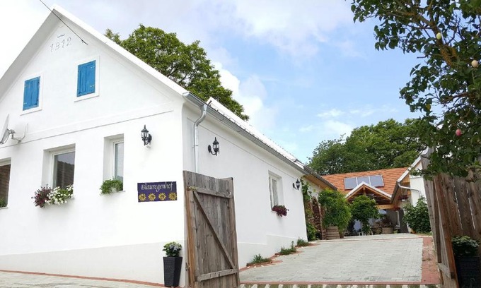 Eltendorf House | Discover Blauregenhof: Family-Friendly Retreat with Pool