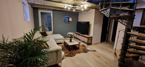 Fontainebleau Apartment | Elegant Joséphine - City House with Garden & Breakfast