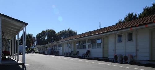 Blenheim Resort | Relax at Blenheim Bridges Holiday Park with Pool & Hot Tub