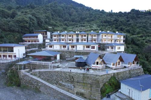 Kharsali Hotel | Discover Blessings Resort: Pet-Friendly Retreat with Hot Tub