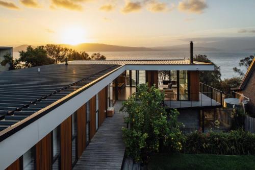 South Arm House | Beachside Retreat with Ocean Views - Just 38km to CBD