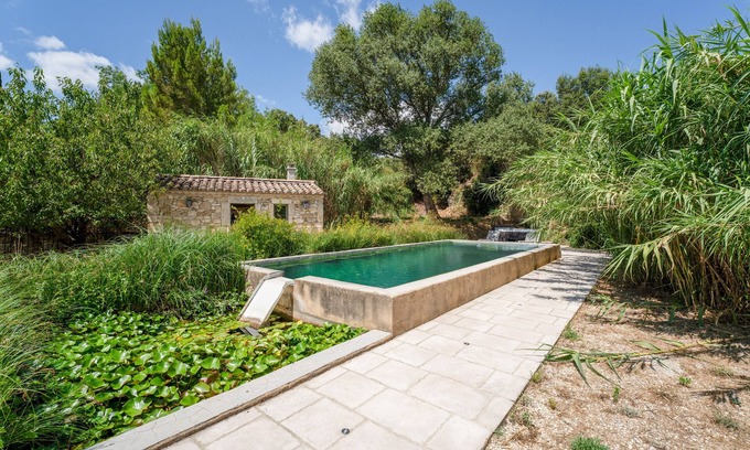 Solerieux Apartment | 'Bleue' Room with Shared Pool, Wi-Fi and Air Conditioning