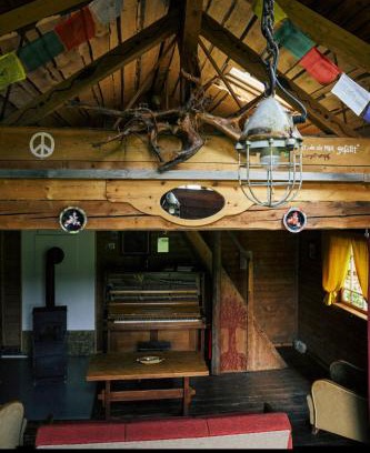 Schoeneck House | Pet-Friendly Retreat with Hot Tub - Blickinsfreie Cabin