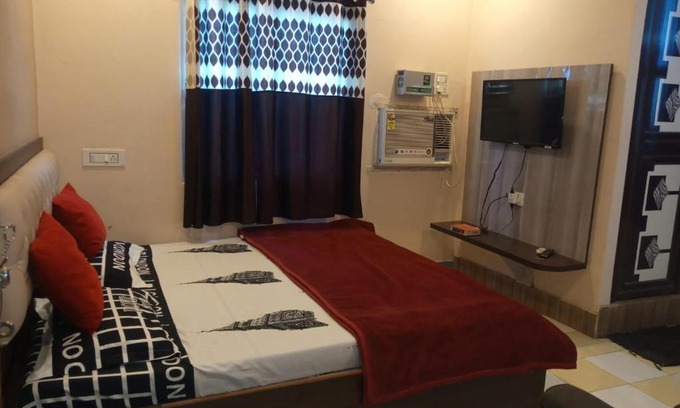 Varanasi Bed & Breakfast | Cozy Bliss Guest House at Assi Ghat with Great Amenities