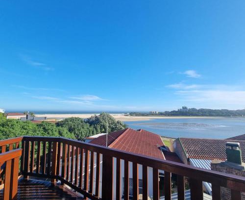 Aston Bay House | Pet-Friendly Bliss on the Bay with Ocean Views