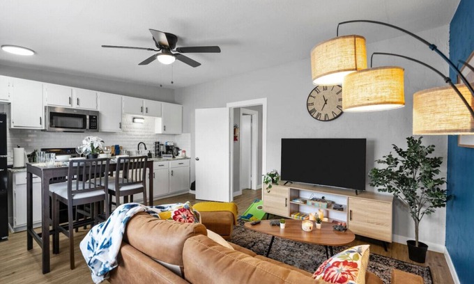 Central Arlington Apartment | Modern Ground-Level 1BD Near AT&T - Pet & Child Friendly!