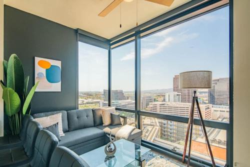 Evans Churchill Apartment | Blissful 1BD - DT, Pool, Gym, Parking, High Rise