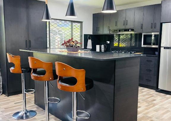 Martintar Apartment | Serene Retreat: Family-Friendly Stay with Breakfast Included