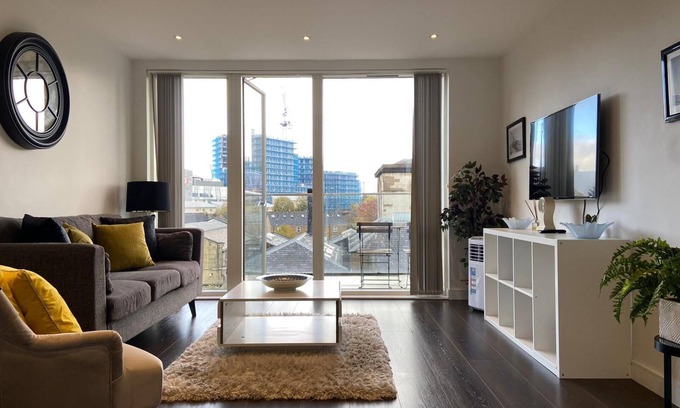 London Borough of Hounslow Apartment | Tranquil Riverfront Getaway with Breakfast & Family Amenities