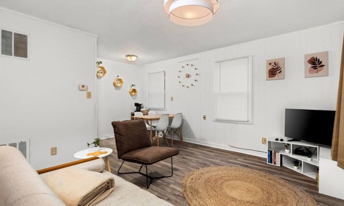 Peoria House | Charming Boho Cottage Retreat - 2BD Near the Heights