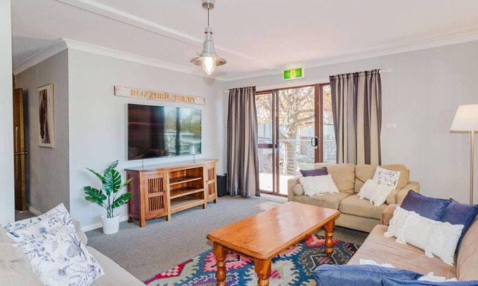 Jindabyne Cabin | Blizzard Bunny Lodge: Scenic Lake Views & Family-Friendly Fun