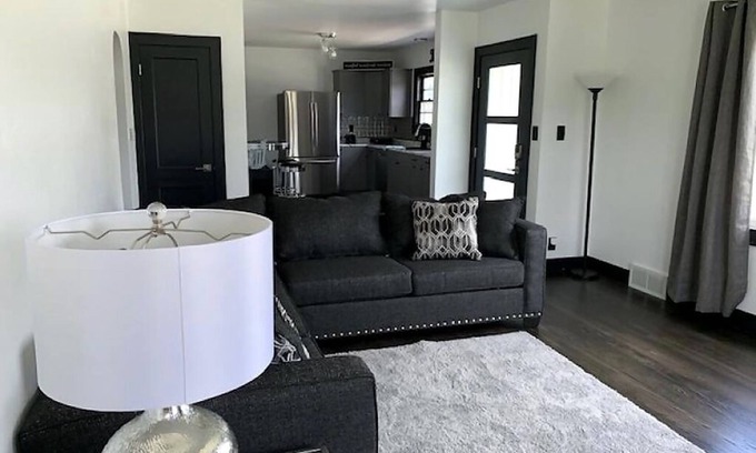 Ashwaubenon House | Steps from Lambeau Field with Pool, Spa & Breakfast