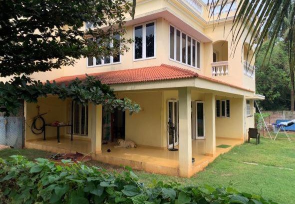 Mandavi House | Discover Blondie’s Farm: Pet-Friendly Retreat with Pool